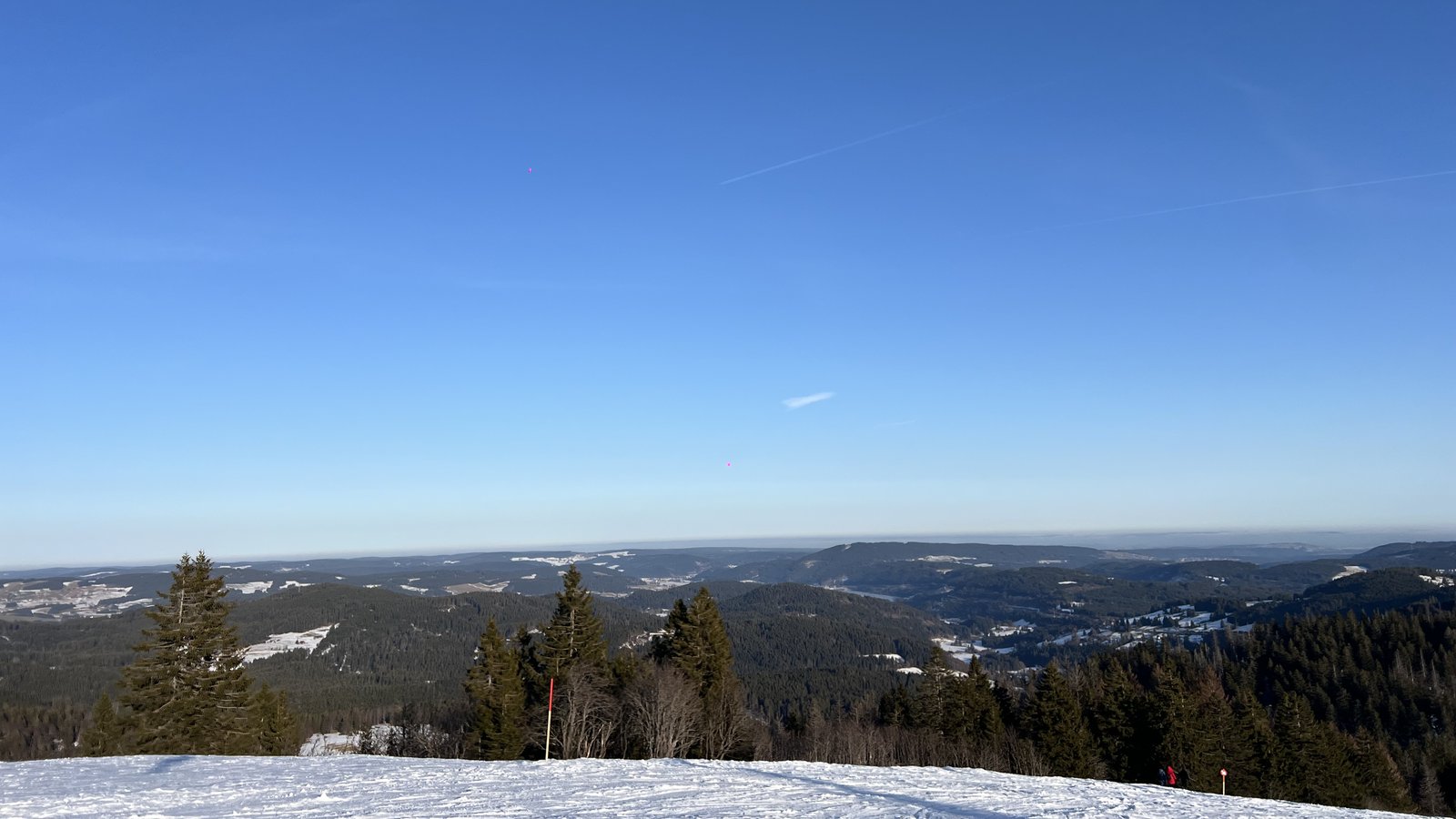 Blick über verschneite Schwarzwaldhöhen bei blauem Himmel