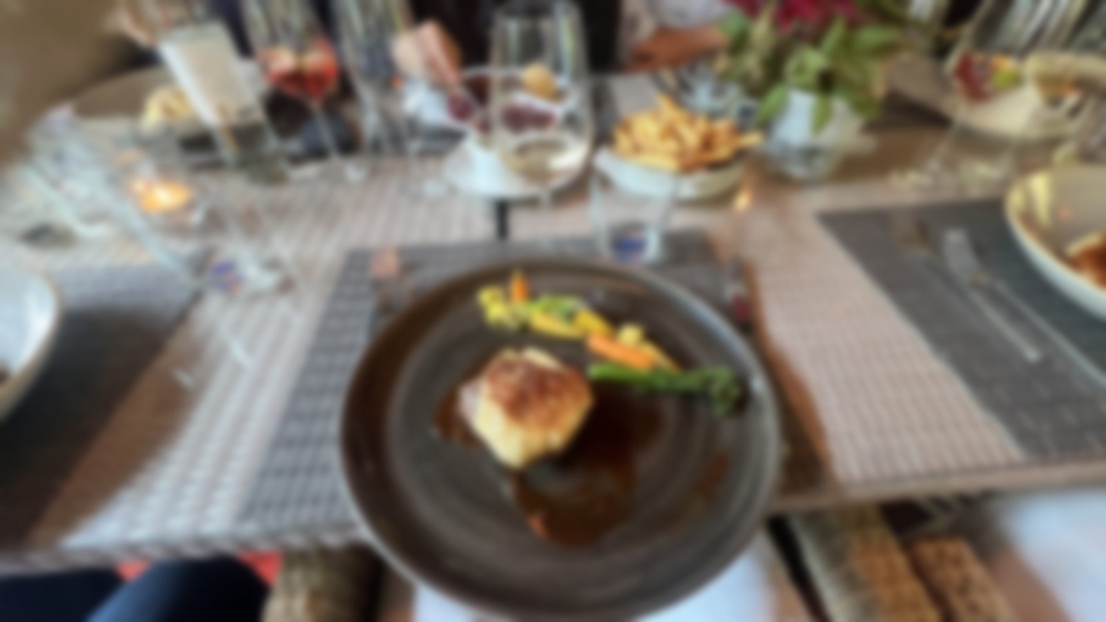 Gedeckter Tisch mit Hauptgericht und Getränken in einem Restaurant